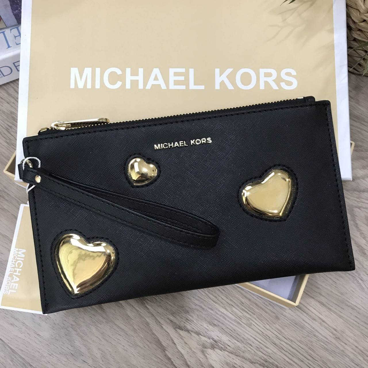 NEW ARRIVAL! Michael Kors Jet Set Travel Large Heart Clutch 2018 กระเป๋าคลัชรุ่นใหม่ล่าสุดขนาดกำลังดีด้านหน้าประดับโลโก้แบรนด์อะไหล่ทองแต่งด้วยหัวใจสวยโดดเด่น เปิดปิดด้วยซิปมาพร้อมสายคล้องมือ ภายในมีช่องใส่บัตร สามารถใส่กระเป๋าสตางค์ iphone8+ได้ ภาพถ่ายจา
