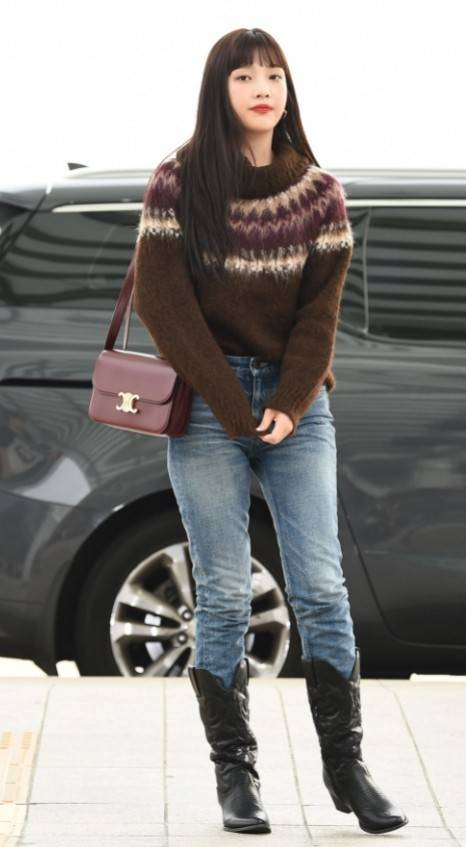 VIP 】CELINE Medium Triomphe Bag In Shiny Calfskin Medium Triomphe Bag In Shiny Calfskin GIFT WITH PURCHASE (GWP) พรีเมี่ยมกิ๊ฟ Limited Edition จาก CELINE PERFUME DUTY FREE COUNTER วัสดุหนังแท้ (Calfskin) ซับในเป็นหนังแกะ (Lambskin) รูปทรงสี่เหลี่ยมผืนผ้า 