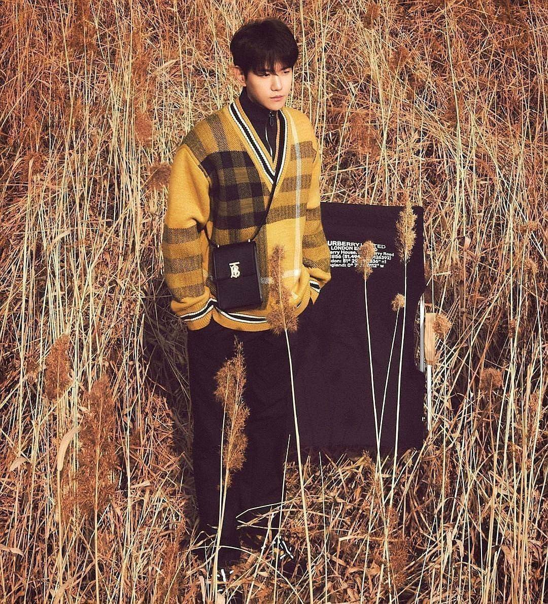 พรีเมี่ยมกิ๊ฟแท้ 100% 】BURBERRY FRAGRANCES CROSSBODY BAG VIP GIFT WITH PURCHASE (GWP) กระเป๋าสะพายพรีเมี่ยมกิ๊ฟ Limited Edition จากน้ำหอม BURBERRY DUTY FREE วัสดุ Canvas Cotton & Leather ทรงเหลี่ยมแนวตั้งดีไซน์สวยหรูอยู่ทรงมีโลโก้แบรนด์ด้านหน้า เปิดปิดด้ว