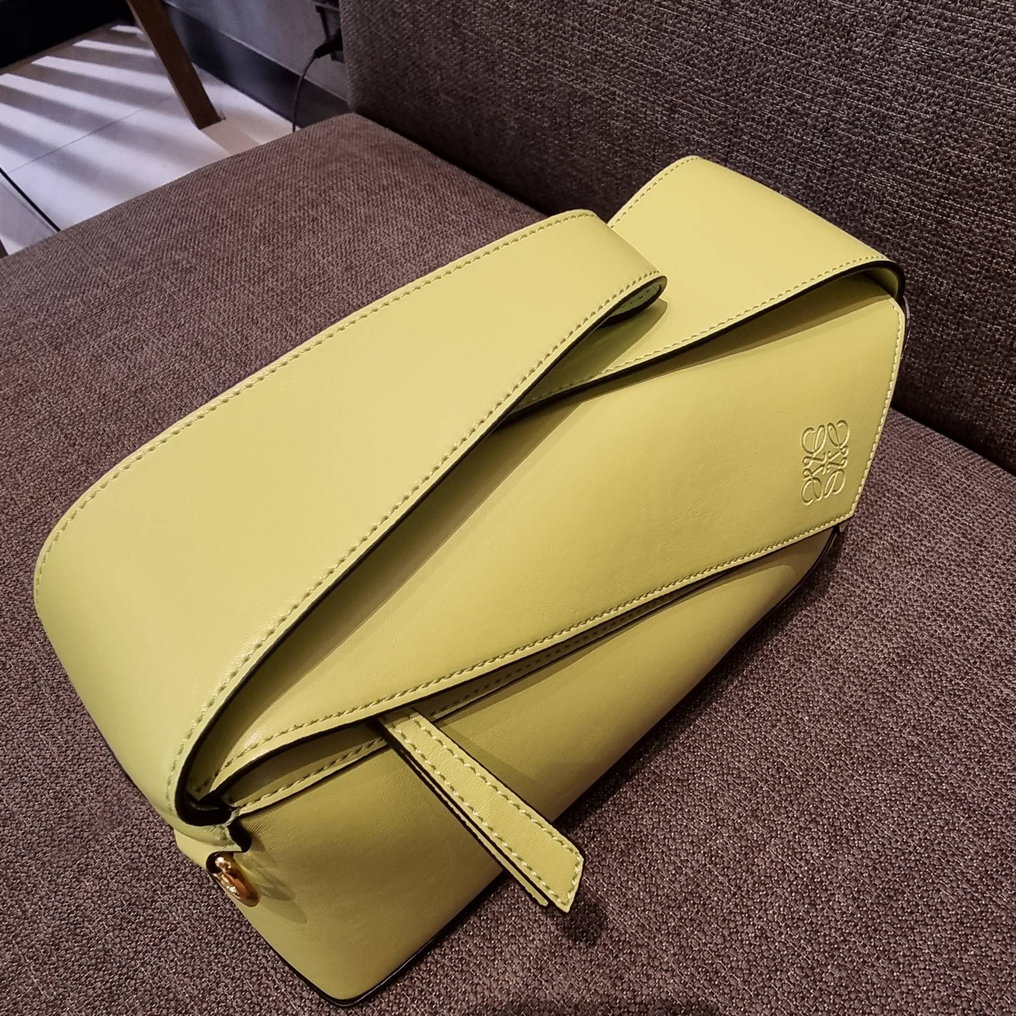 LOEWE PUZZLE HOBO BAG ใหม่ล่าสุด กับแบรนด์ที่มีดีไซน์โดดเด่นเป็นเอกลักษณ์ สวยหรูทุกรุ่นจริงๆ!! กระเป๋าสะพายโฮโบ ทรงสวย สไตล์พัซเซิลคลาสสิค วัสดุหนังวัวฟอกสี นิ่มมือ ฟินมาก!! เปิดใช้งานด้วยซิป ที่ภายในโล่งกว้าง ใส่ของสำคัญได้ครบไม่มีพลาด แบบสบายๆ มาพร้อมสา