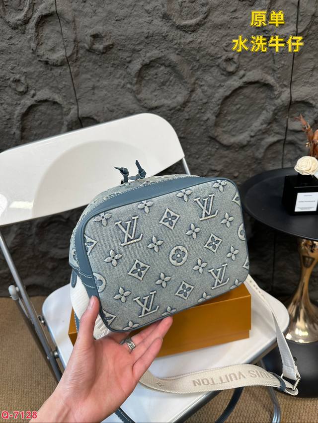 LV Nano Noé Denim Vintage Bag / LV Bucket Bag กระเป๋าทรงบัคเก็ตเดนิมสไตล์วินเทจ รุ่นใหม่ปั้มลายโมโนแกรมบนเดนิมสุดไอคอนิก ที่ใครเห็นต้องเป็นคลั่งรัก ผู้ดี หรูหราได้ทุกลุค ทุกสไตล์