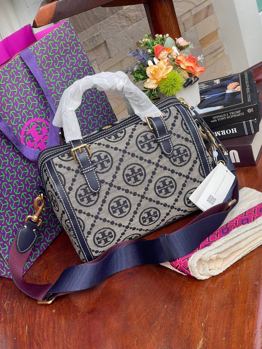 Large: Tory burch T Monograme Jacquaed Duffle เป็นทรงกระเป๋าที่มีความฮอตฮิตตลอดกาล ด้วยรูปทรงคลาสสิคและเหมาะใช้งานเข้ากับทุกสถานการณ์ ไม่ว่าจะเป็นกระเป๋าสะพายไหล่ เพิ่มความคล่องตัวและเข้าได้กับทุกลุค ไม่ว่าจะเป็นวันสบายๆ หรือวันที่ต้องออกไปทำกิจกรรมลุยๆ ห