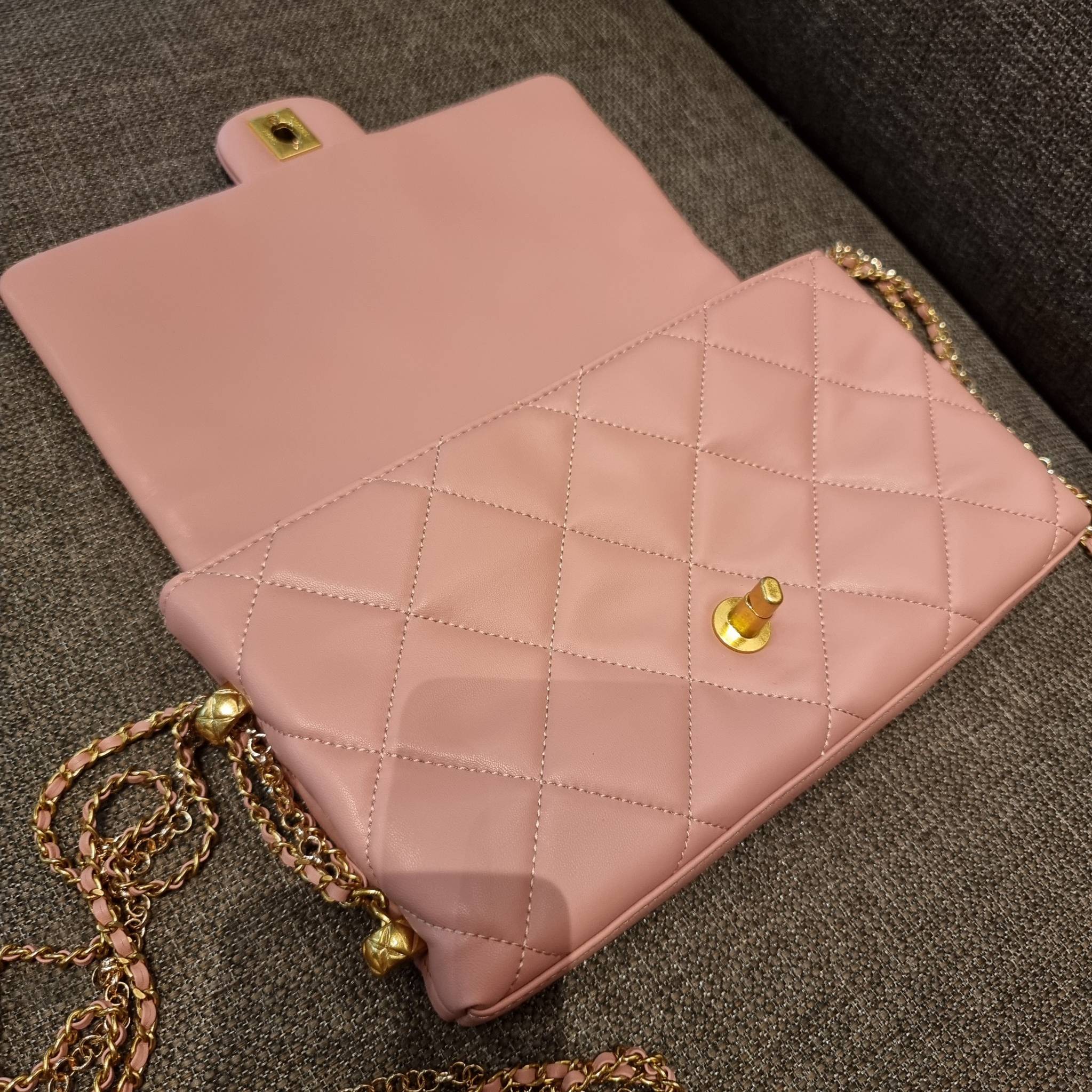 VIP 】สวยหรูพร้อมเสิร์ฟ!! กับไอเท็มสุดเลิฟจาก Chanel กระเป๋าสะพายที่สุดของความคุ้มค่า วัสดุหนังแกะนิ่มเต็มใบ เปิด-ปิดกระเป๋าด้วยตัวบิดล็อค ภายในกระเป๋าบุผ้าสวยหรู มีช่องโล่งกว้างจุของได้สบาย ใส่โทรศัพท์ กระเป๋าสตางค์ได้ มีช่องซิป 1 ช่อง ช่องย่อย 1 ช่อง ดีเ