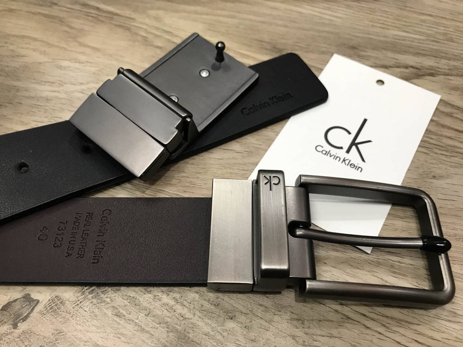ห้ามพลาด! เซทสุดคุ้ม! ซื้อ1ได้ถึง2! CALVIN KLEIN REAL LEATHER BELT VALUE PACK Limited Edition เข็มขัดหนังแท้ พร้อมหัวเข็มขัด2แบบคุณภาพดีตามแบบฉบับของแบรนด์ สายเข็มขัดสามารถกลับด้านใช้ได้ทั้งสีดำและสีน้ำตาลเหมือนมี2เส้น2หัวสลับใช้ได้ไม่จำเจ มาพร้อมถุงกระดา