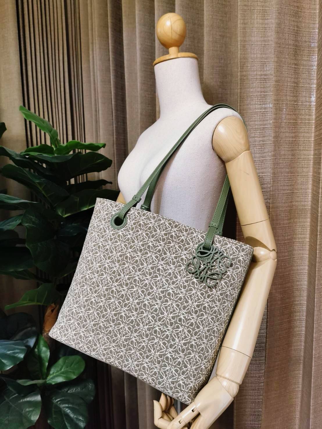 LOEWE ANAGRAM TOTE BAG VIP GIFT WITH PURCHASE GWP พรีเมี่ยมกิ๊ฟ Limited จาก LOEWE PERFUME DUTYFREE ไอเท็มใหม่! ดีไซน์สวยคงเอกลักษณ์ด้วยวัสดุ Anagram Canvas Jacquard Fabric ผสมผสานหนังแท้ Calfskin ลงตัวสุดคลาสสิค ขนาดกำลังดี น้ำหนักเบา ใส่เอกสาร A4 Noteboo