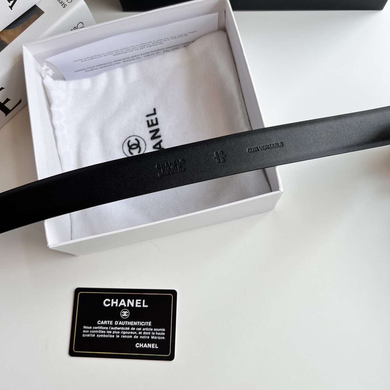 หนังแท้ Chanel Vintage Logo Leather Belt / Chanel Belt Size 30mm มีให้เลือก 5 แบบ พร้อมส่งที่ไทย เข็มขัดวัสดุ Calfskin หนังแท้ฟูขึ้นทรงสวย เกรดหนังดีที่สุดยิ่งใช้นานหนังยิ่งสวย หัวเข็มขัดโลโก้แบรนด์ 3D Vintage สายปรับระดับได้ มาในดีไซน์คลาสสิคเรียบหรูเข้า