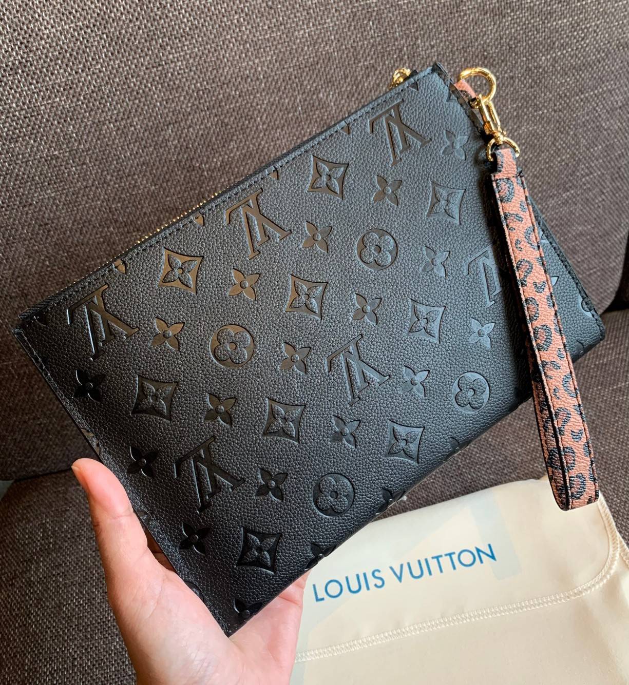 VIP 】จัดสินค้าคุณภาพมาให้สาวๆได้ใช้กันค่าา😘 Louis Vuitton Pochette Mélanie MM Monogram ใช้ขึ้นเครื่องได้เลย✈️ ✔️กระเป๋า ทรงคลัท แบบมีสายคล้องมือ ถอดออกได้หนึ่งสาย ✔️หนังแท้หนา ลายหนังพิมพ์ลายแบรนด์ได้สวยงามมากๆค่ะ