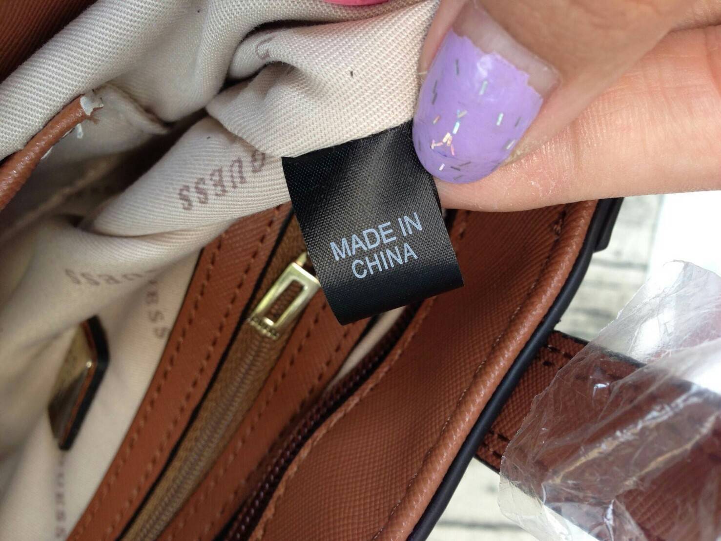 GUESS DELANEY SAFFIANO MINI CROSSBODY BAG WITH STAR กระเป๋าถือหรือสะพาย GUESS FACTORY วัสดุหนังลาย Saffiano ประดับอะไหล่เงินรูปดาวสุดชิค ขนาดกำลังดี น้ำหนักเบา ด้านหน้าประดับ logo พร้อมกับ พวงกุญแจ Signature แบรนด์ที่หูหิ้ว ถอดเเยกใช้ได้ เปิดปิด ด้วยซิป ภ