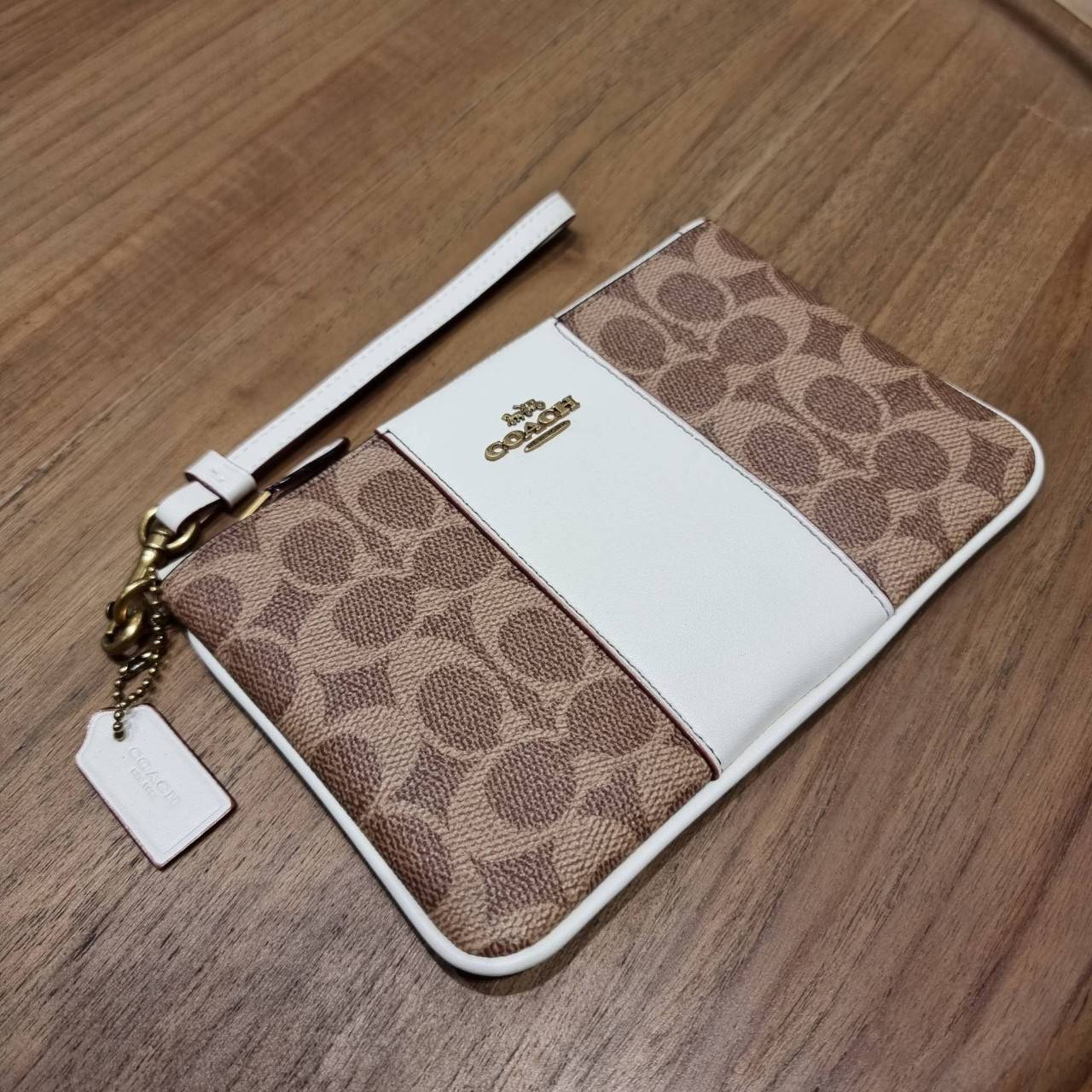 COACH 32445 SMALL WRISLET IN COLORBLOCK SIGNATURE CANVAS คอลเลคชั่นคัลเลอร์บล็อคสวยหรู ในรูปแบบกระเป๋าคล้องมือ ขนาดพกพา ไซส์กำลังสวยมากๆ พกง่ายไปเลยจ้า วัสดุหนังแคนวาส ตัดหนังแท้ ภายในโล่ง มีช่องใส่บัตร ตอบโจทย์สาวๆที่ไม่ชอบความพะรุงพะรัง พกใบนี้คือสะดวกส
