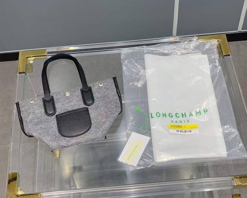 LONGCHAMP ROSEAU ESSENTIAL Shopping bag กระเป๋า Tote วัสดุผ้าขนสัตว์ ซับในผ้าฝ้ายที่จับด้านบนหนังวัว กระเป๋าสะพายใบนี้มีขนาดพอเหมาะ ดีไซน์หรูหรานี้สามารถสะพายไหล่หรือถือในมือก็ได้ นุ่มและน้ำหนักเบา