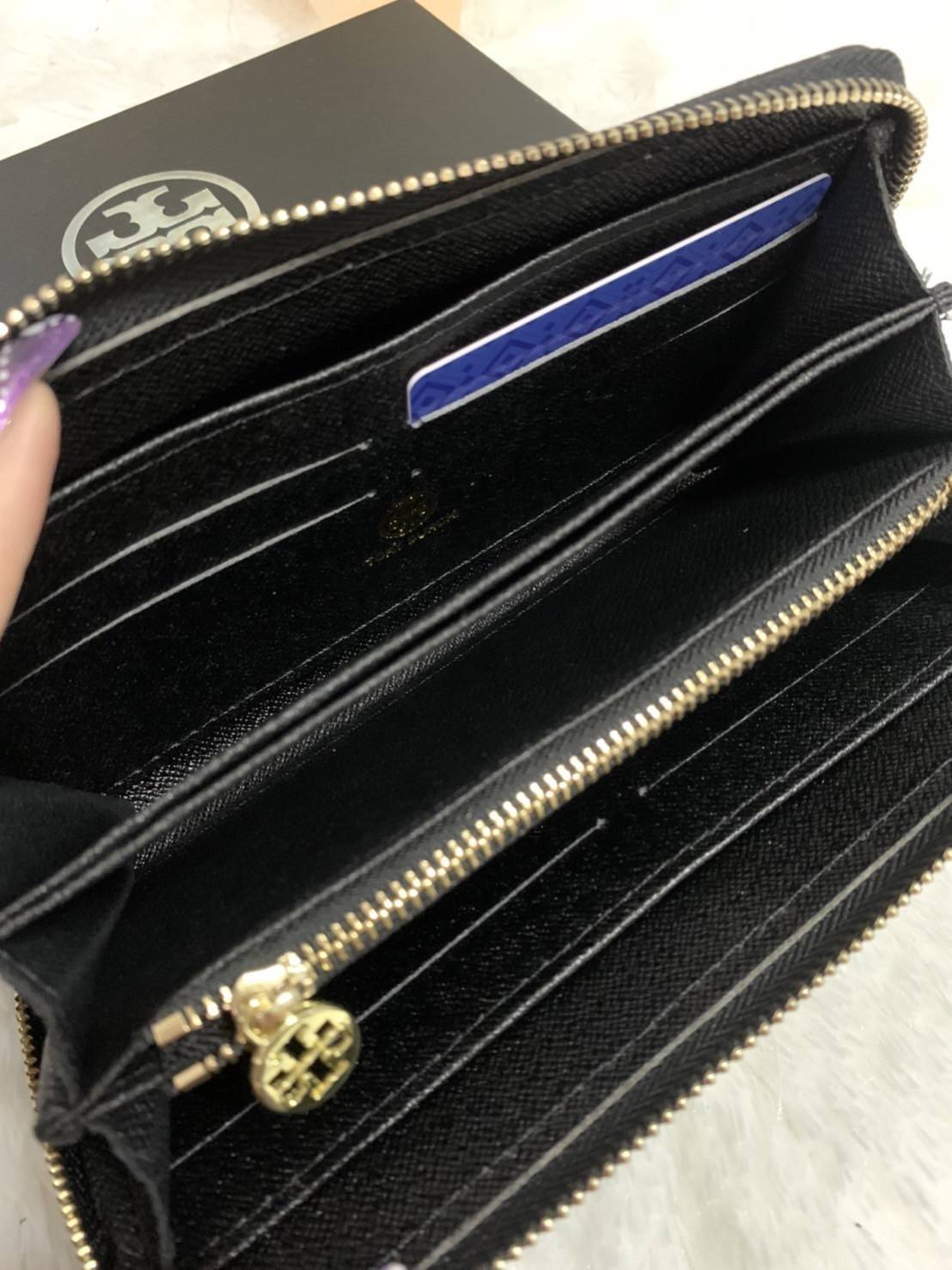 กระเป๋าสตางค์ใบยาว TORY BURCH : Monogram Pattern วัสดุหนังแกะสังเคราะห์ลงเคลือบเพิ่มความเงาอีกชั้น อะไหล่สีทอง **แบบซิปรอบ เปิด - ปิด กระเป๋าด้วยซิปรอบ ด้านในแบ่งออกเป็น 3 Patation ตรงกลางเป็นซิปยาว มีช่องใส่บัตรได้ 8 ใบ หนังเงาสวย จับถนัดมือ พร้อมส่งให้ส