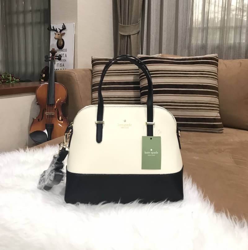 Kate Spade New York Cedar Street Maise CrossBody Bag กระเป๋าถือหรือสะพาย หนังลาย Saffiano สีทูโทนดำขาว สวยอยู่ทรงอด้านหน้าประดับ logo brand เปิดปิดด้วยซิป ภายในมีช่องซิป และช่องเล็ก ใส่กระเป๋าสตางค์ใบยาว ของใช้ ได้เยอะ มีหมุดรองฐานกันรอยสี่มุม มาพร้อมสายส