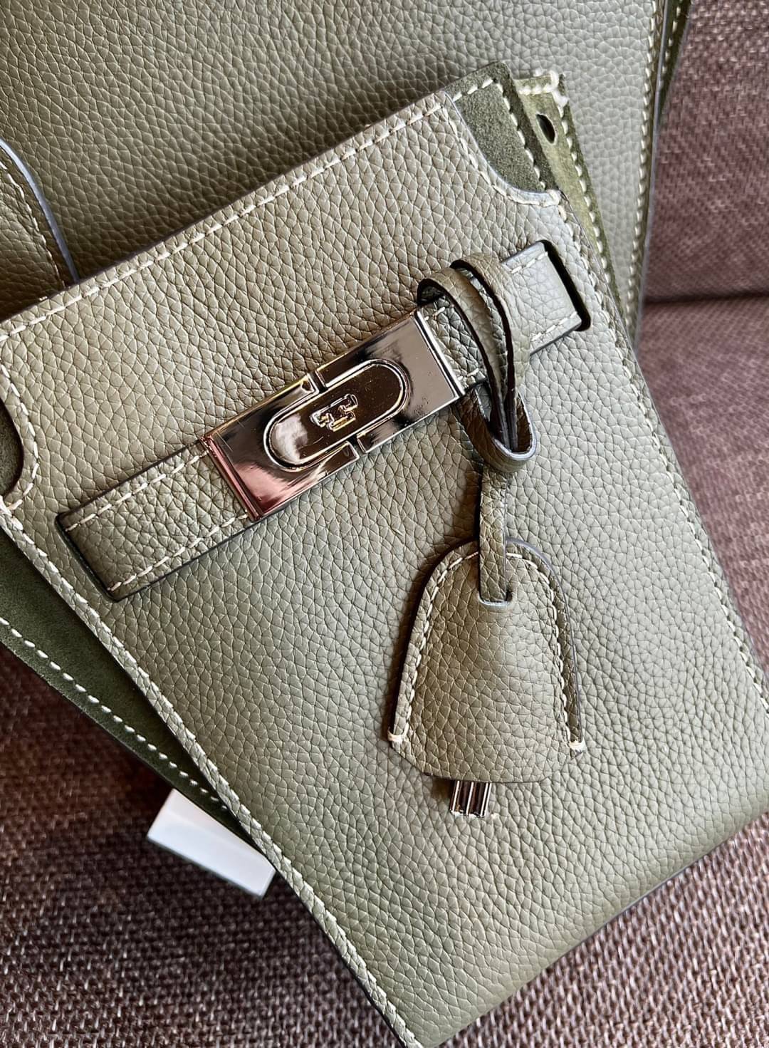 small TORY BURCH LEE RADZIWILL PEBBIED BAG ((139016)) แต่ใส่ได้จุ ขนาดพอดีลำตัว สวยมากๆค่ะ! ลุคหรูดูดีมากๆ กับกระเป๋าสะพายข้างจากTB รุ่นเล็ก