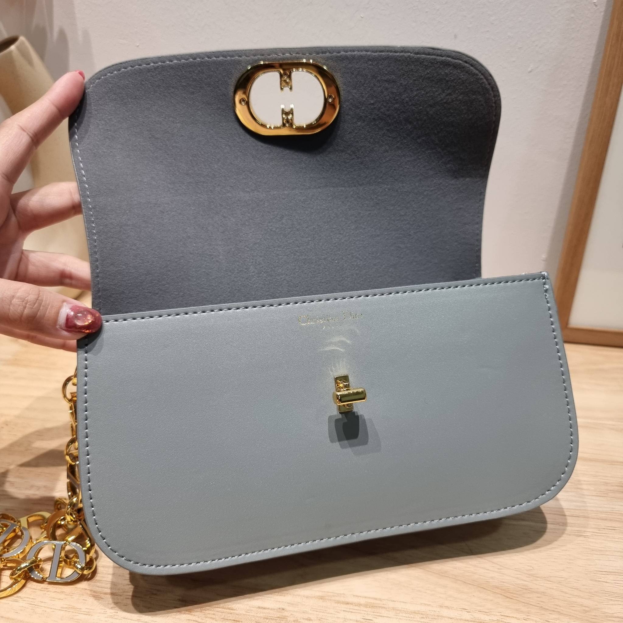 DIOR 30 MONTAIGNE AVENUE BAG สวยหรู ดีเทลแพง ต้องยกให้ไอเท็มนี้เลย กับกระเป๋าสะพายข้าง รุ่นที่ใครเห็นเป็นต้องรัก