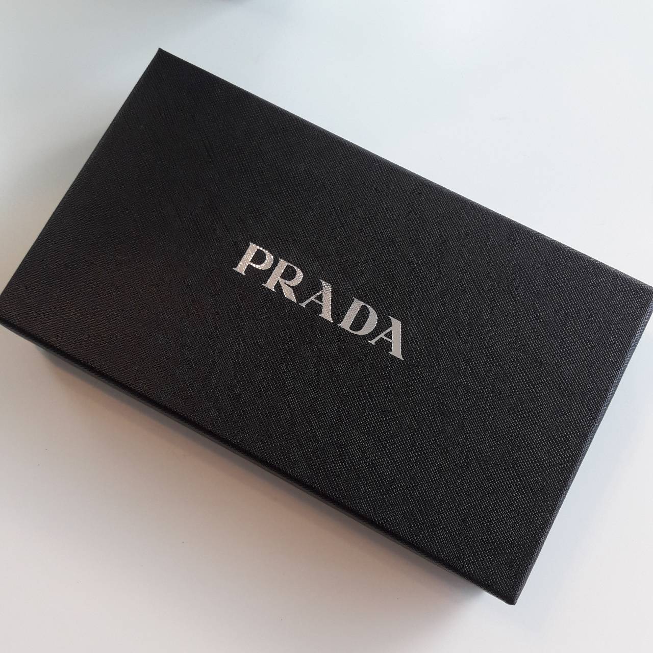 New arrival ! รุ่นที่รอคอย เข้าแล้วค้า กับ Prada Wallet Saffiano กระเป๋าสตางค์ซิปรอบ รับทรัพย์ **พร้อมสายคล้องมือ เปิดปิดด้วยซิป อะไหล่ทอง ปั้มแบรนด์ ทั้งใบ **จุดเด่น มีช่องใส่มือถือ ได้ถึง iphone7+ ใส่บัตรได้หลายช่อง ด้านในมีช่องซิปแยกอีก1ช่อง แถมยังมี ช