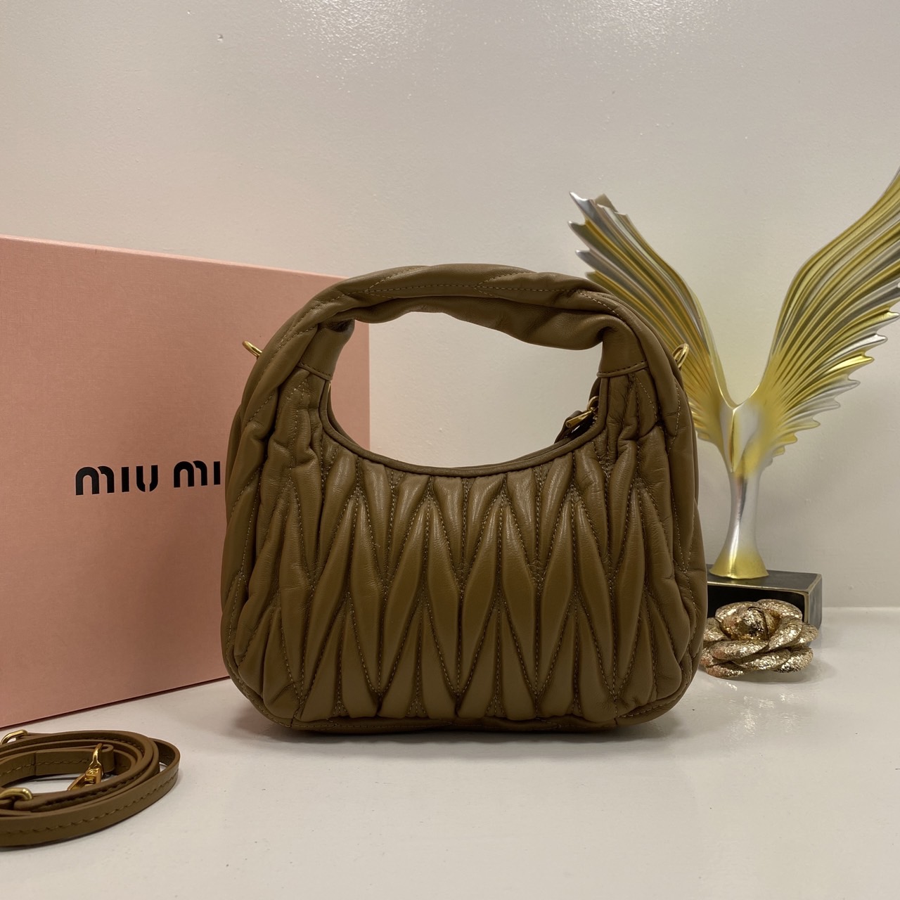 MIU MIU mini Wander matelassé shoulder bag กระเป๋าถือ/สะพาย ทรงโฮโบ คิ้วท์สุด ปังสุด ตัวแม่ เกรดออริ 1:1 ใช้งานต่างประเทศได้