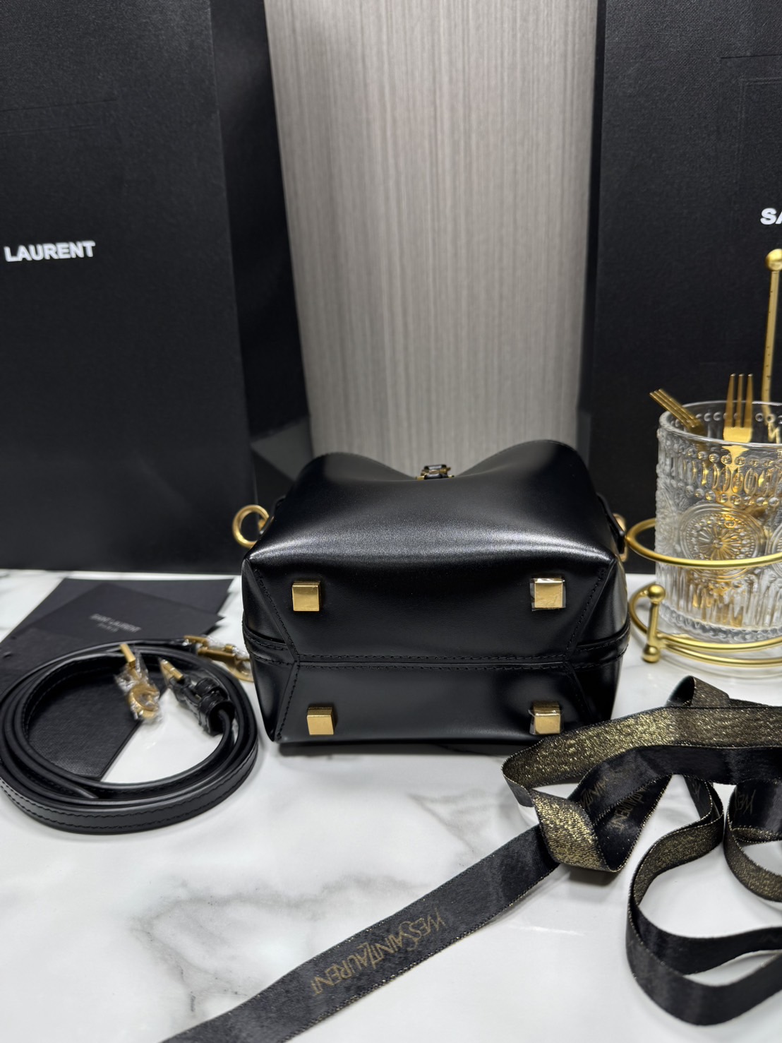 TOP ORI หนังแท้ | YSL Le 37 in shiny leather bag / YSL Bucket Bag กระเป๋าสะพายทรงทรงถัง โดดเด่นด้วยตัวปิดแบบตะขอ Cassandre พร้อมหูจับด้านบน และสายสะพายไหล่แบบปรับได้และถอดออกได้