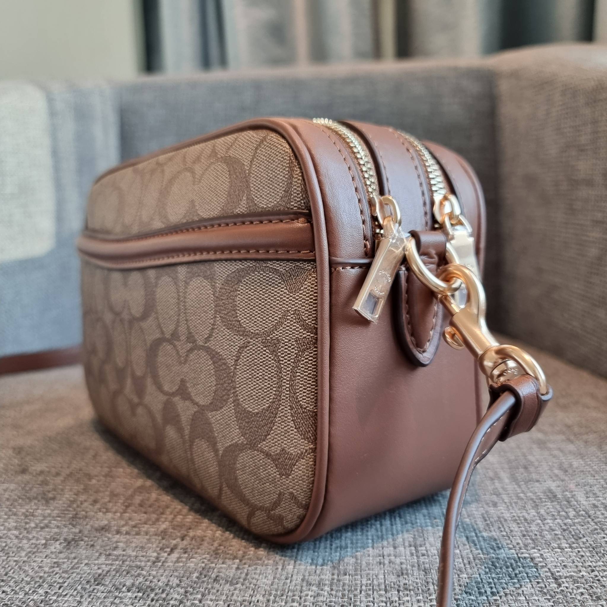 OUTLET 】COACH F68168 JES CROSSBODY IN SIGNATURE CANVAS รุ่นยอดฮิต!! กระเป๋าสะพายข้าง รุ่น 2 ซิป ใบใหญ่จุใจ สีคลาสสิคขายดี!! วัสดุหนังแคนวาสเคลือบลาย เปิด-ปิดด้วยซิป 2 ช่องหลัก ใช้งานง่าย ทรงสวยมากๆรุ่นนี้ มาพร้อมสายสะพาย crossbody ปรับได้ตามตัว ภายในใส่ขอ