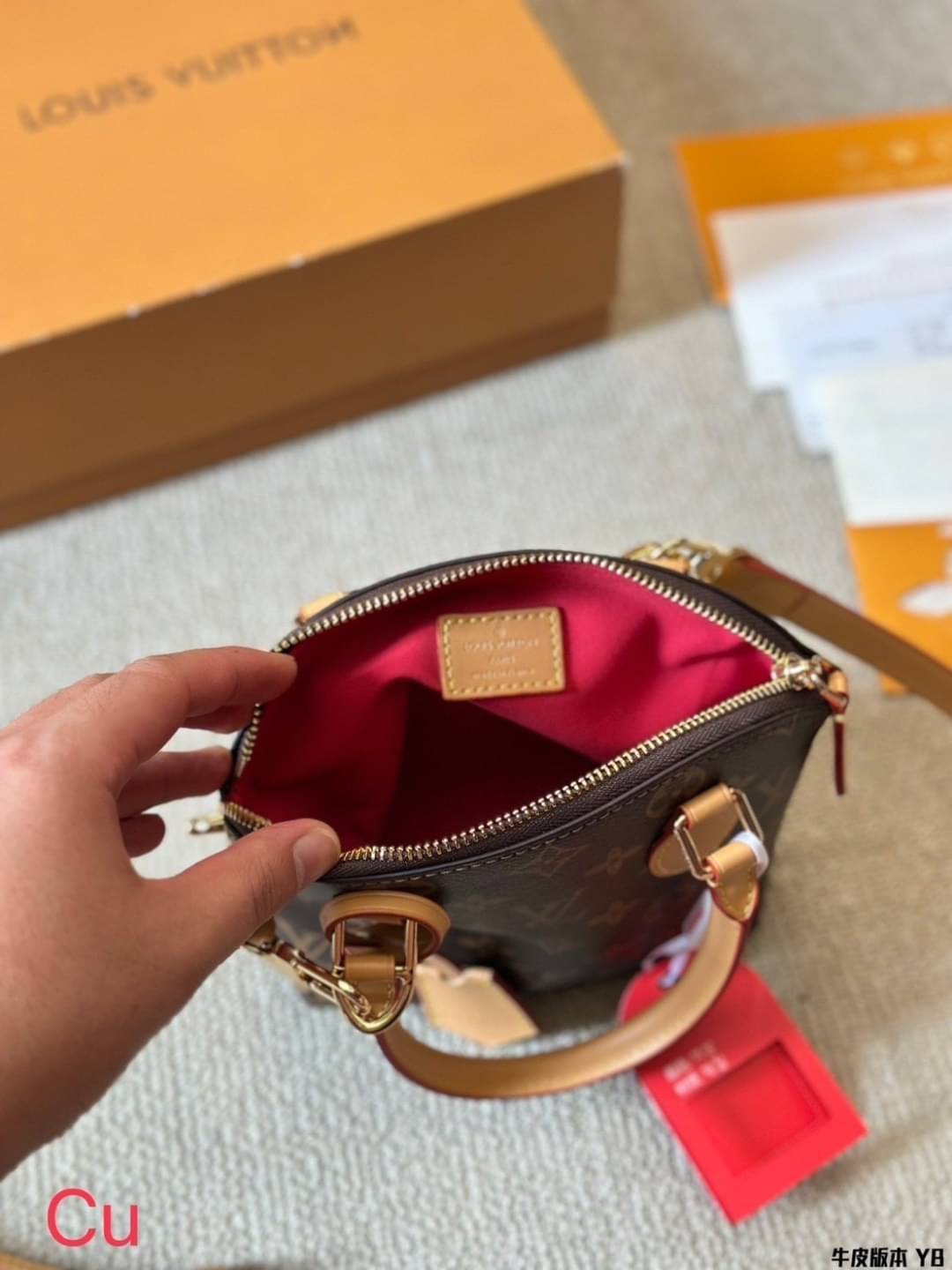 LV Lockit BB bag 19cm กระเป๋าทรงโท้ท ดีไซส์ดั้งเดิมด้านบนโค้งมนเป็นเอกลักษณ์สวยงามสะดุดตาลายโมโนแกรม ตอบโจทย์การใช้งาน พกพาได้หลายสไตล์สุดไอโคนิก