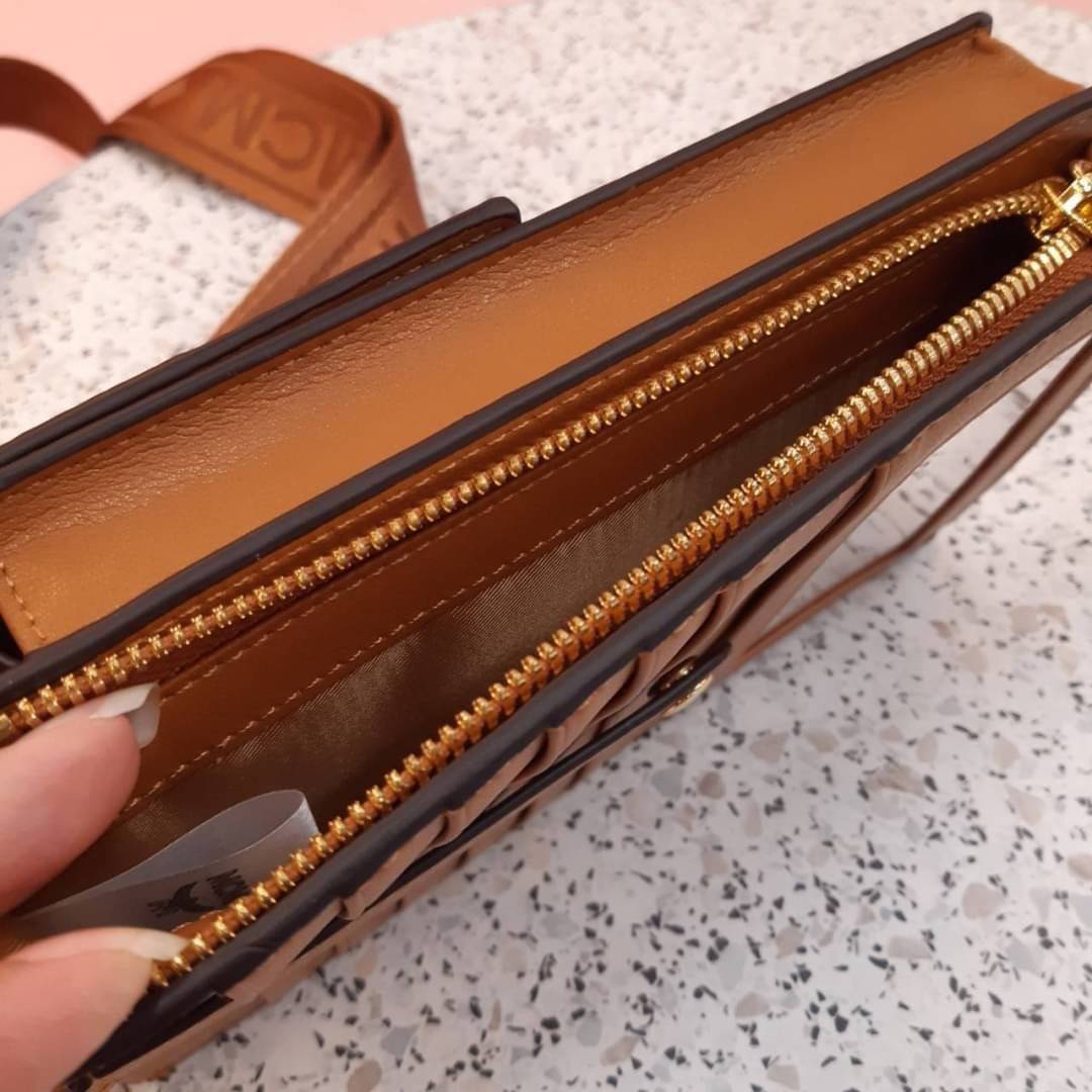 M.C.M CROSSBODY PHONE CASE กระเป๋าอะไรเอ่ยฮิตกันทั่วบ้านทั่วเมือง!!?? กระเป๋าใส่โทรศัพท์ไงจ้ะ!! เดินไปไหนใครก็ใช้ เพราะทุกคนต้องการความสะดวก ใบนี้ตอบโจทย์ไปเล้ย!!