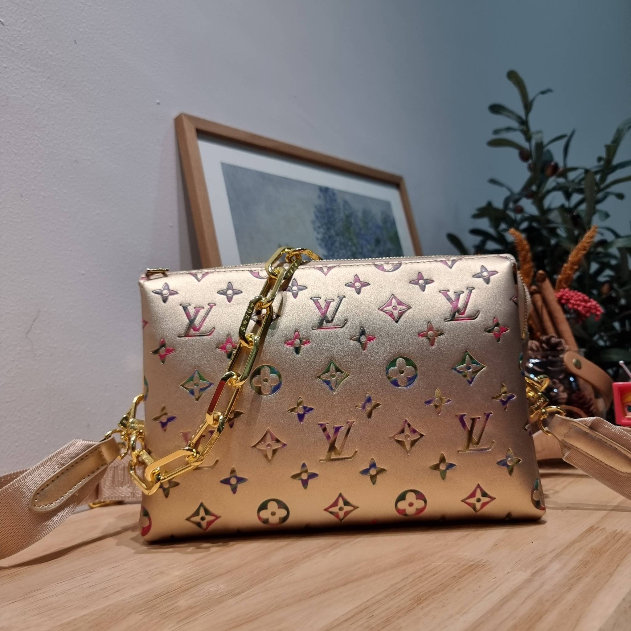 LV Coussin Bag / LV HANDLE POUCH MONOGRAM LIMITED EDITION กระเป๋าสะพายกึ่งคลัชท์ สุดล้ำ ดีไซน์ใหม่ สีลิมิเต็ดมาแรงมาก ด้วยความสวยปังตั้งแต่แรกเห็น วัสดุหนังแกะปั๊มลายสวย มาพร้อมสาย 2 เส้น เชิดๆสับๆ