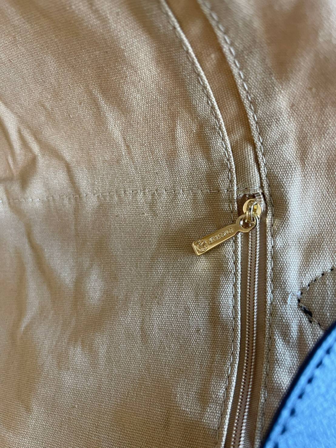 LONGCHAMP LE PLIAGE COLLECTION PAILLE TOP HANDLE BAG มี 3 ขนาด XS/S/M กระเป๋าถือหรือสะพาย งานสาน raffia ปากกระเป๋าตัดด้วยหนังสีดำ ลุคช์สุดเท่ของเหล่า Celebrities กับกระเป๋าปิคนิกสุดฮิตจาก Longchamp อย่าง Le Pliage Paille (เลอ ปลิยาจ ไพล์) ถือเป็นกระเป๋าที