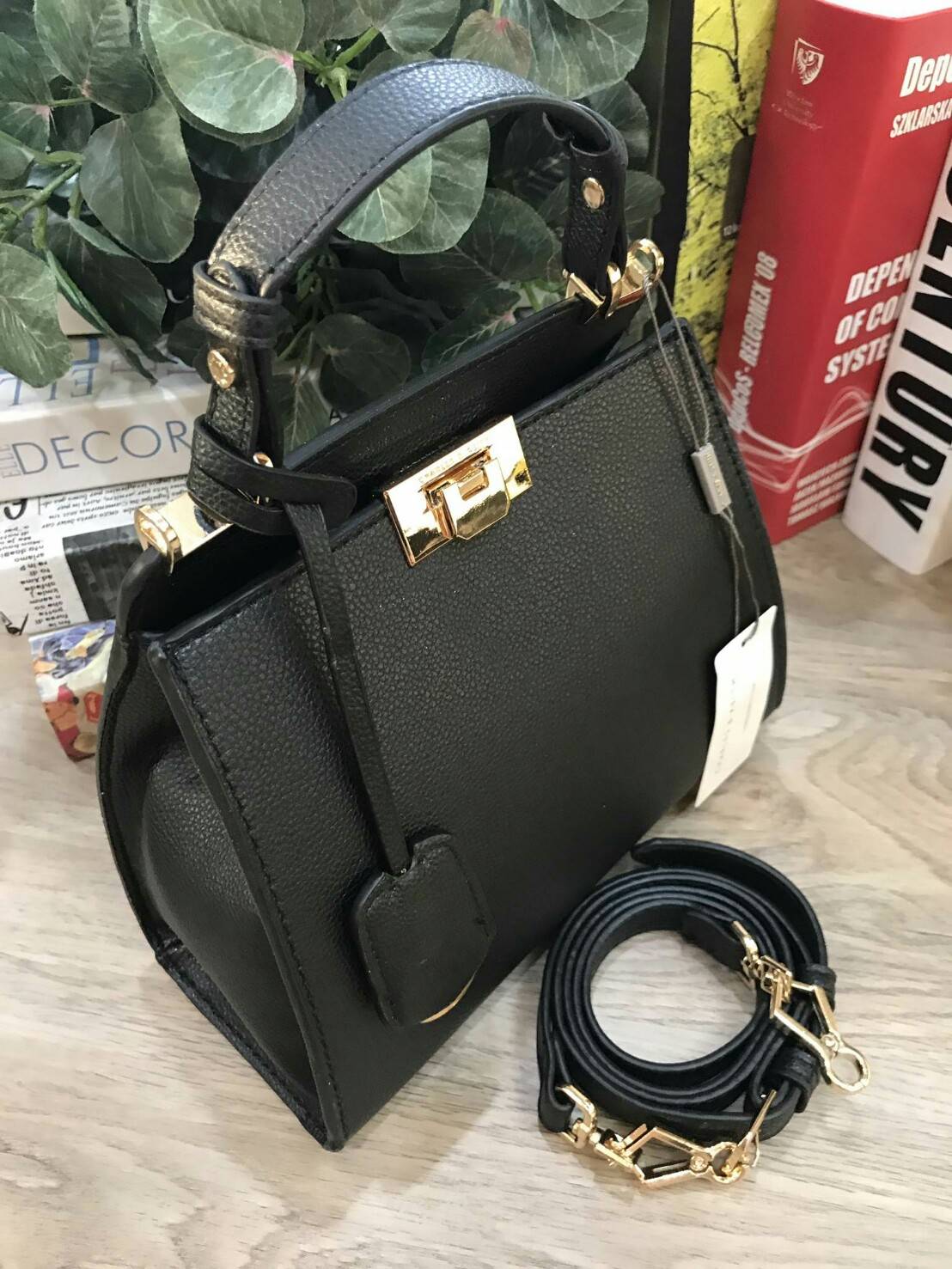 CHARLES & KEITH ANGULAR PUSH-LOCK HANDBAG 2018 กระเป๋าถือหรือสะพายคอลเลคชั่นใหม่ หนังสวยอยู่ทรง ขนาดกำลังดี น้ำหนักเบา มาพร้อมTag ห้อยที่หูกระเป๋า หูจับถนัดมือ สายสะพายยาวถอดได้ ปรับระดับได้ เปิดปิดด้วยตัวล็อคพับอะไหล่ทองปั๊มโลโก้ ภายในกว้างสามารถใส่กระเป