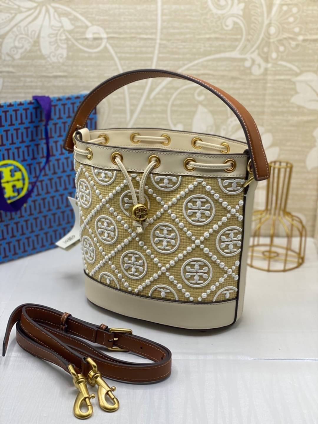TORY BURCH T MONOGRAM STRAW BUCKET BAG ใหม่ก่อนใคร พร้อมเสิร์ฟความสวยให้ถึงบ้านแล้วน้า กระเป๋าบัคเก็ตทรงยอดนิยม ดีไซน์ใหม่ล่าสุด ยูนีคไม่เหมือนใคร ลายสานเต็มใบ พร้อมปักโลโก้เอกลักษณ์ โดดเด่น งานฝีมือมากๆ