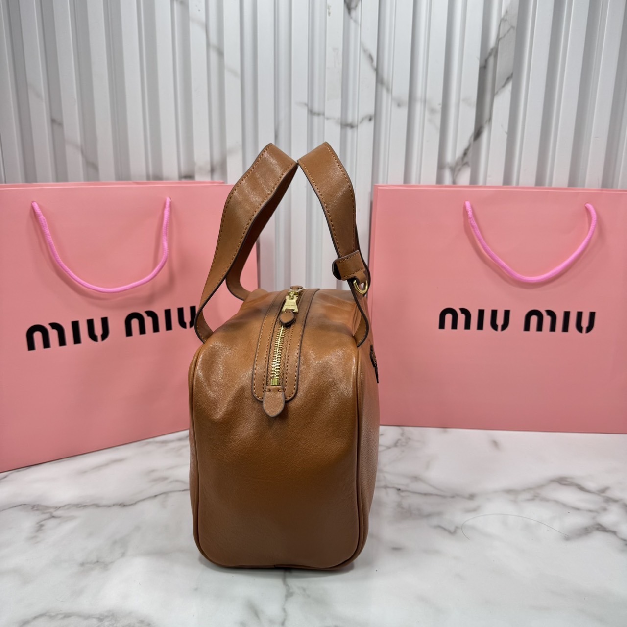 ORI หนังแท้ | Miu Miu Leather top-handle bag กระเป๋าสะพายทรง keepall เรียบแต่ฟาด หรูหราทุกองศา ใครเห็นก็ต้องเหลียว