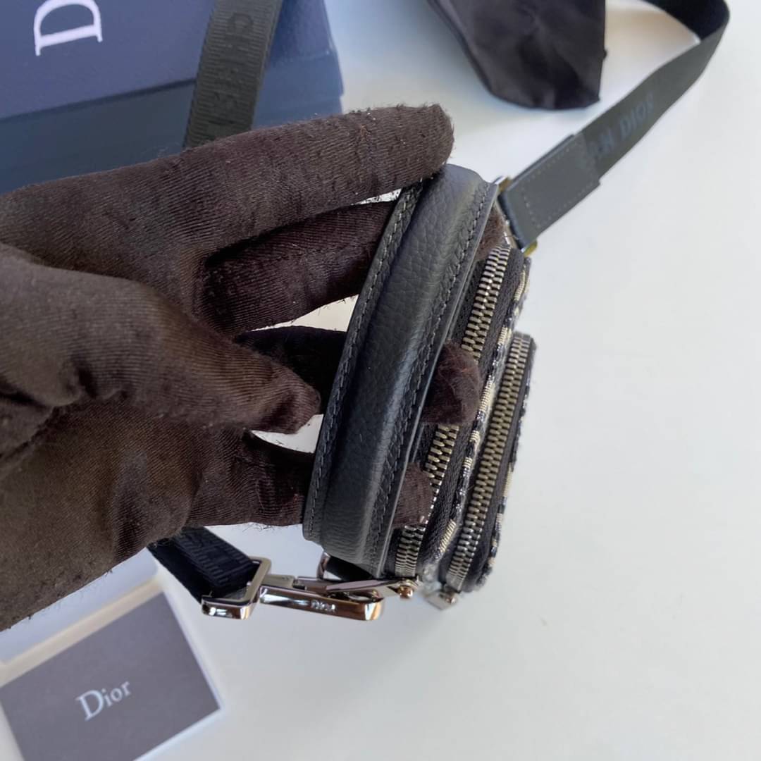 DIOR Micro Rider Pouch Beige and Black เกรดใช้งานสลับใบจริงได้ ออริจินอล กระเป๋าสะพายใส่โทรศัพท์ใส่บัตร สายสะพายข้างถอดได้ ปรับระดับได้ วัสดุหนังใช้เป็นหนังแท้ รายละเอียด การตัดเย็บละเอียด ตอบโจทย์การใช้งานมาก ภาพสินค้าถ่ายจากงานขายจริงใช้งานต่างประเทศได้