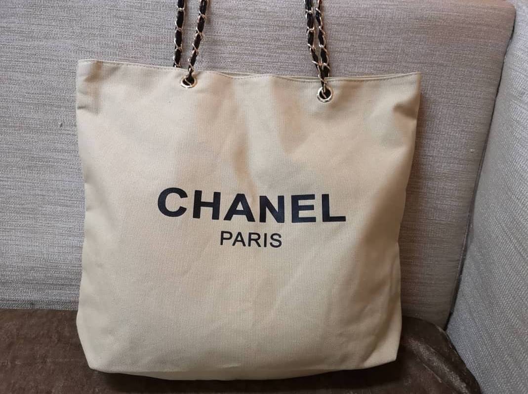 โซ่เงิน Chanel Shopper's Tote กระเป๋าสะพายทรง Tote VIP gift แท้ จาก counter น้ำหอมของ brand วัสดุ canvas เนื้อหนา อะไหล่ปั๊มแบรนด์ ภายในบุผ้าอย่างดี จุได้เยอะ มาพร้อมสายสะพายไหล่ แบบโซ่ต่อหนังสวยหรูค่ะ