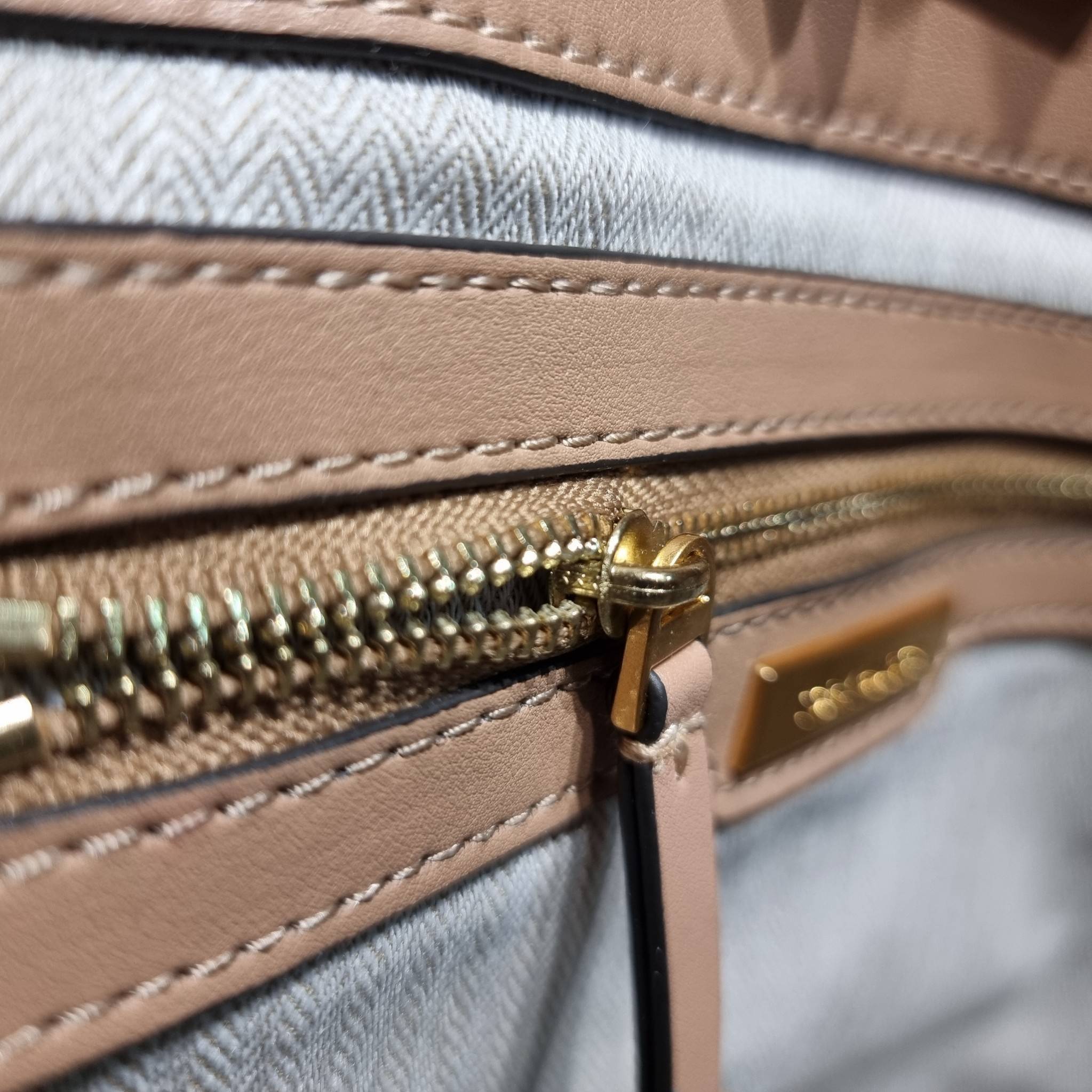 TORY BURCH ECO ELLA TOTE BAG / TORY TOTE BAG พร้อมส่ง 3 สี กระเป๋าสะพายทรงโท้ท ขนาดกำลังสวย จุของได้เต็มที่ รูปทรงคลาสสิคชวนใช้ โดดเด่นด้วย patch โลโก้ คอลเลคชั่นน้องใหม่ ส่งมาให้สาวๆได้ใจฟูอีกหนึ่งไอเท็ม