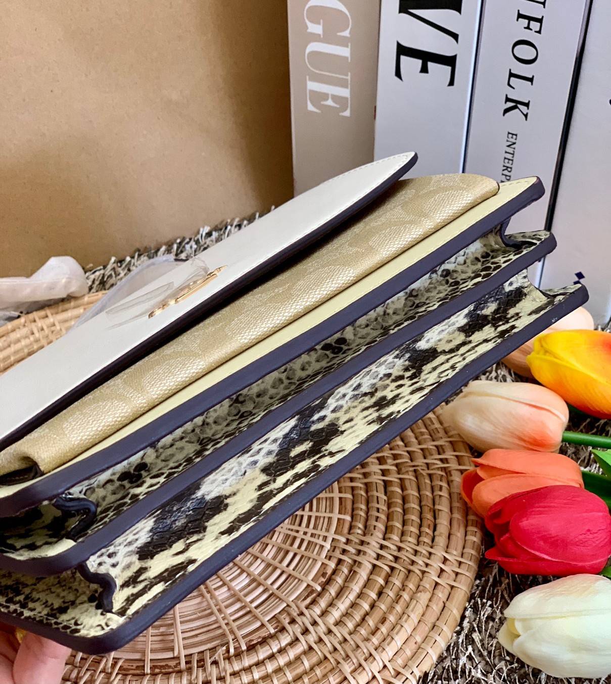 พร้อมส่งถึง8สี ห้ามพลาดค่ะ! COACH KLARE CROSSBODY BAG ((91019//91174//90400//1424//90635)) พร้อมส่งที่ไทย กระเป๋าสะพายครอสบอดี้ร์หรือสามารถทบเป็นสายคู่คล้องไหล่ได้ด้วยค่ะ หนังแท้ แต่ละสีทำลายหนังได้สวยงามแตกต่างกันออกไปนะคะ ✔️ห้อยด้วยป้ายแบรนด์แบบโ