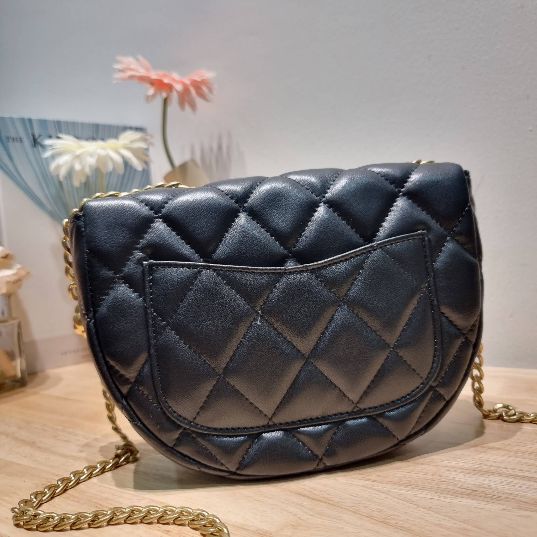 Chanel camellia vintage half moon bag ดีไซน์ใหม่ 2023 สุดหรู กับกระเป๋าสะพายไอเท็มคลาสสิค เลิศที่ตัวอะไหล่ใช้รูปดอกคามิเลียเอกลักษณ์มาเป็นตัวชูความแพง สำหรับกดปรับสายสะพายได้แบบชิคๆ