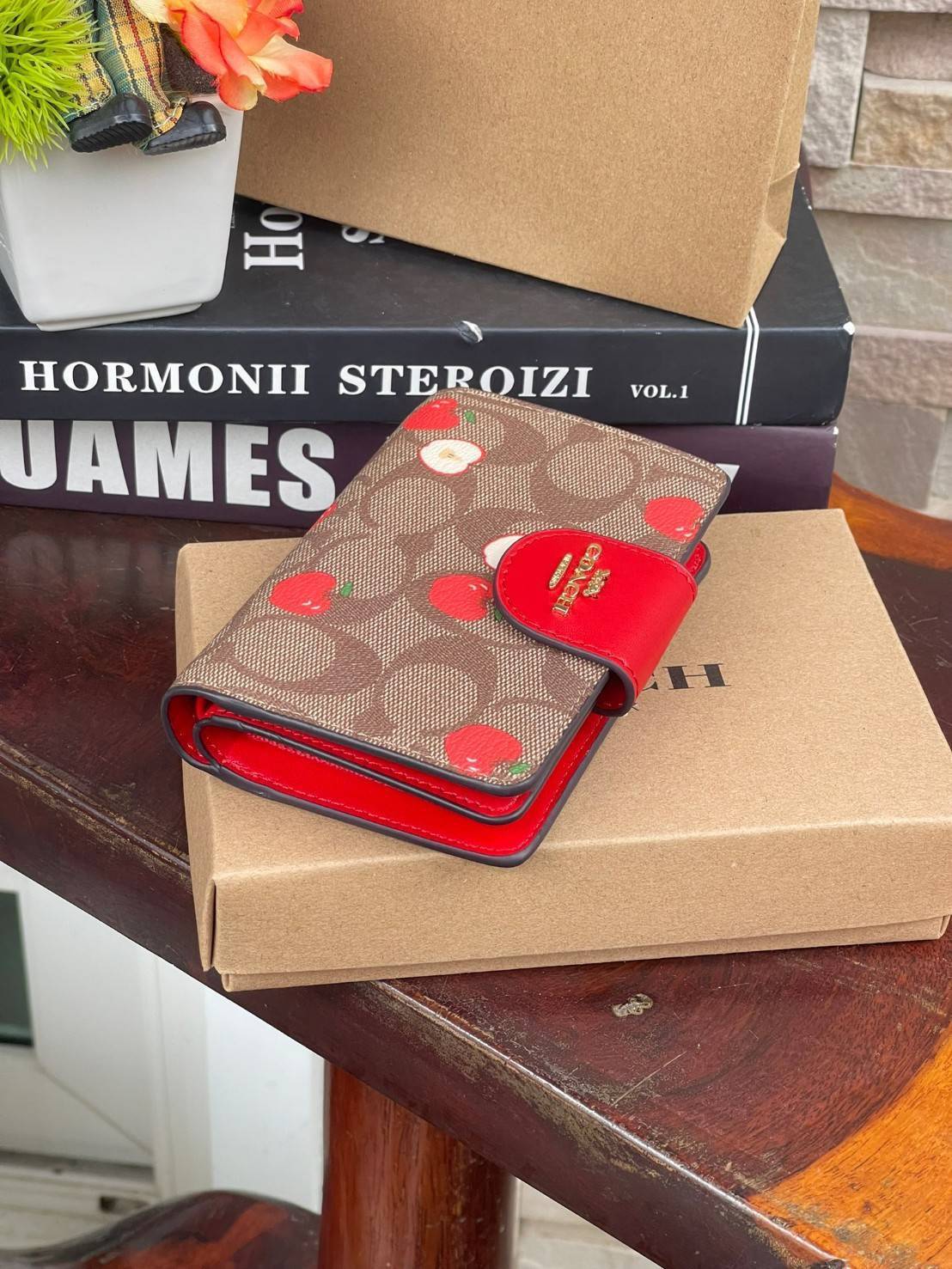 COACH C4117 MEDIUM CORNER ZIP WALLET IN SIGNATURE CANVAS WITH APPLE PRINT ดีไซน์ใหม่ล่าสุด!! คอลเลคชั่นลายพริ้นท์แอปเปิ้ลแดงโดดเด่นบนพื้นลายซิกเนเจอร์ เพิ่มลูกเล่นให้กระเป๋าสตางค์ของคุณ กระเป๋าสตางค์ใบกลาง ขนาดกำลังเหมาะมือ วัสดุหนังแคนวาส ดูแลรักษาง่าย ม