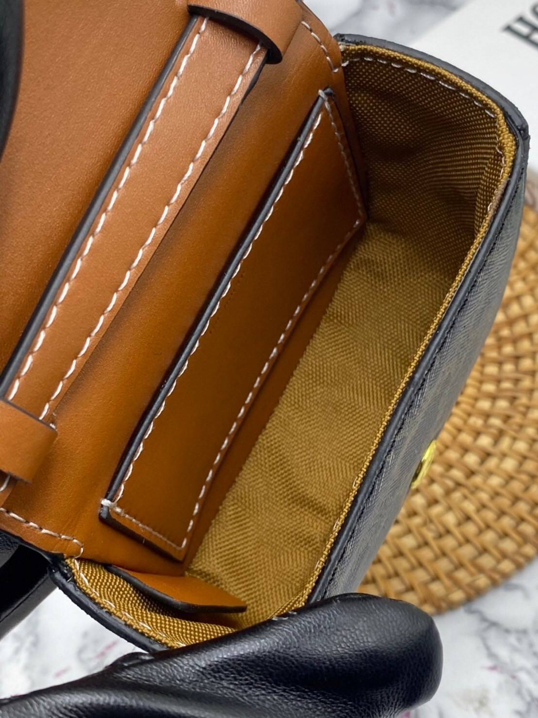 หนังแท้ CELINE MINI TRIOMPHE IN TRIOMPHE CANVAS AND CALFSKIN ใบเล็กน่ารัก งานหนังแท้ทั้งใบ กระเป๋ามินิทรงชิค ดีไซน์รูปกล่องสุดแสนมินิมอล สามารถสะพายแบบ Crossbody และยังเป็น Belt Bagได้อีกด้วย แบบไม่มีตกยุค ด้านหน้าโดดเด่นด้วยโลโก้สีทอง เป็นอีกหนึ่งตัวเลือ