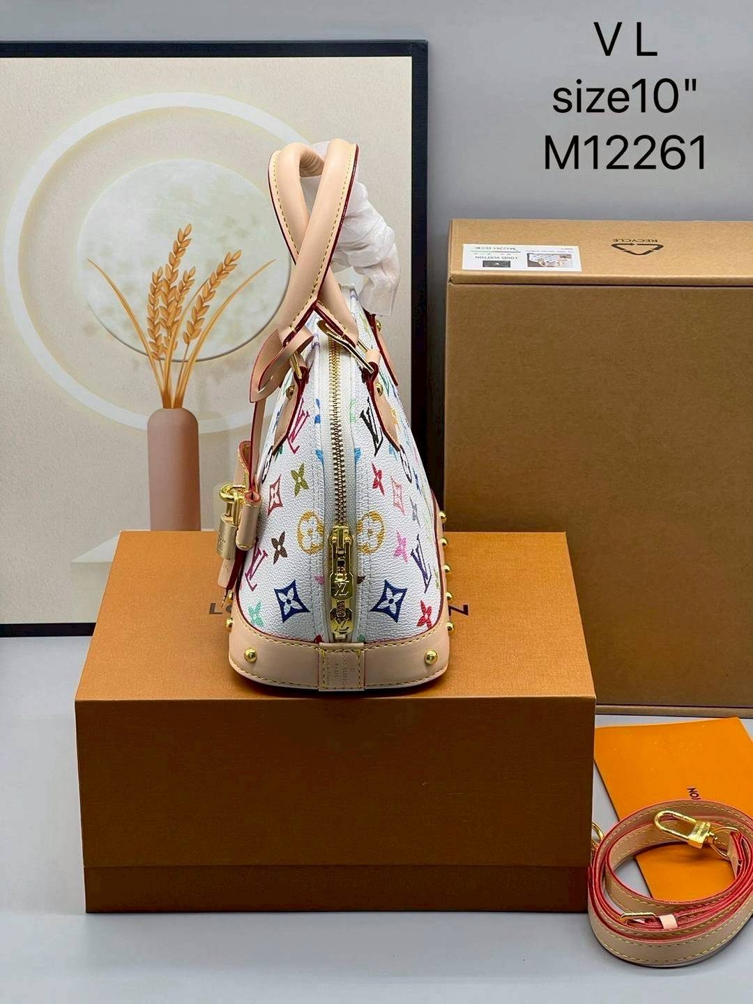 LV x TM Alma BB Multicolor Bag กระเป๋าทรงโดมสุดฮิต ดีไซน์ใหม่ต้อนรับฤดูร้อน โดดเด่นด้วยการตกแต่งลายพิมพ์ โทนสีสดใสสะดุดตา ที่สาวๆตามหา สวยสะพายขับผิว อัพลุคไฮน์ที่สุด