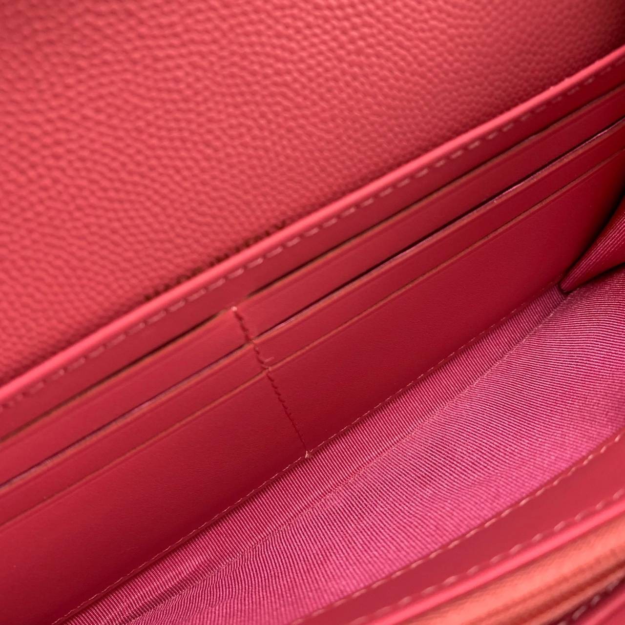 CHANEL LONG WALLET งานหนังแท้คาเวียร์สวยหรู โทนสีหวาน กระเป๋าสตางค์ใบยาวไอเท็มแนะนำ ใช้งาน ตทป ได้ สวยคลาสสิคไม่มีเอ้าท์ หนังแท้ใช้งานได้ทน ยิ่งใช้ยิ่งสวย ภาพถ่ายจากสินค้าจริง มาพร้อมกล่องแบรนด์ พร้อมส่งที่ไทย Must Have ค่ะ!