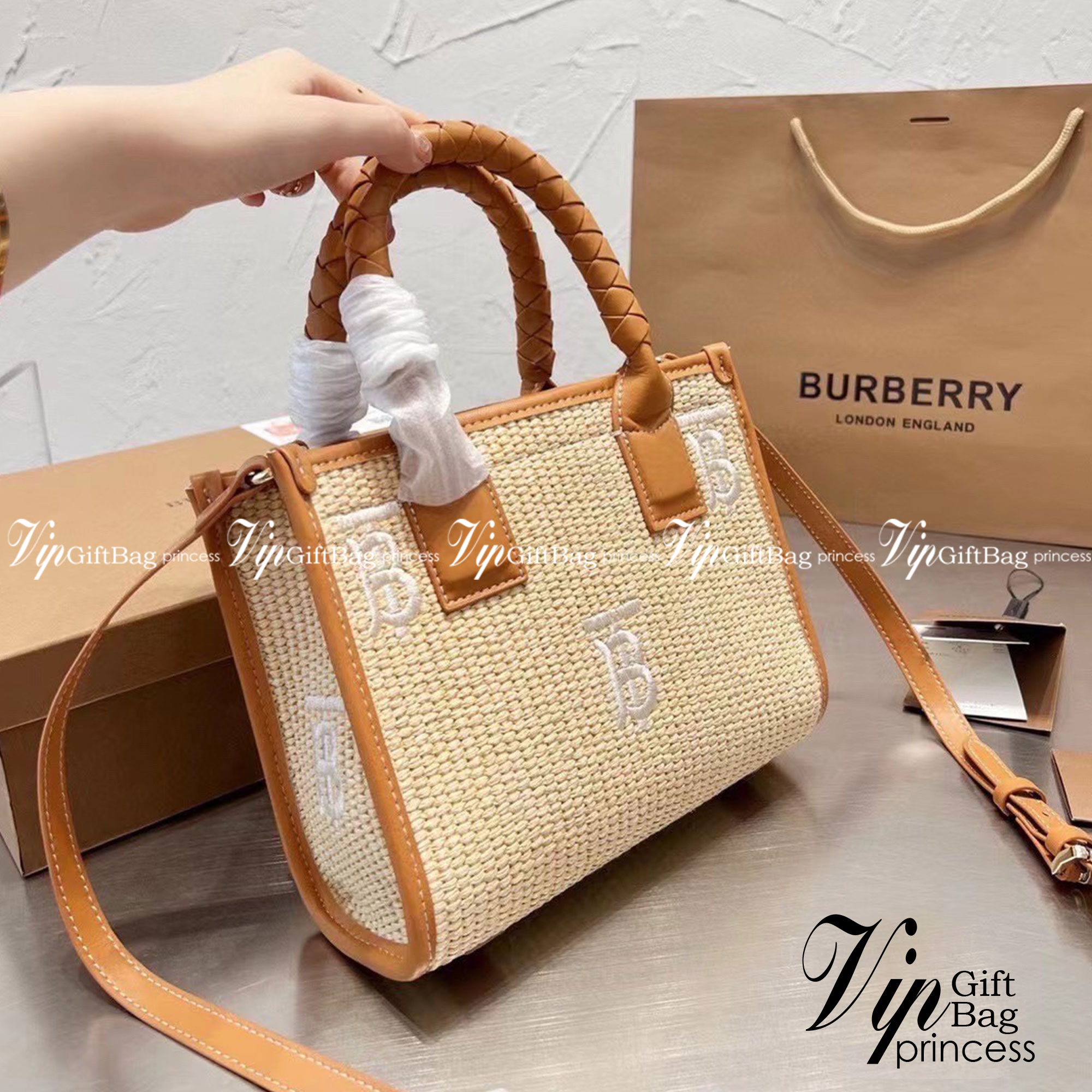 Burberry Freya Raffia Tote / Burberry Monogram Raffia Effect Mini Freya Tote / Burberry MiniTote อินเนอร์คือเริ่ด ความกระเป๋าสาน หน้าปักโลโก้แบรนด์เป๊ะ งานสไตล์วินเทจแมทลุคง่าย กระเป๋าทรงโท้ทมินิ ใบกะทัดรัด น่ารักน่าใช้ใจฟูมากๆ หูหิ้วในตัว และมีสายสะพายข้