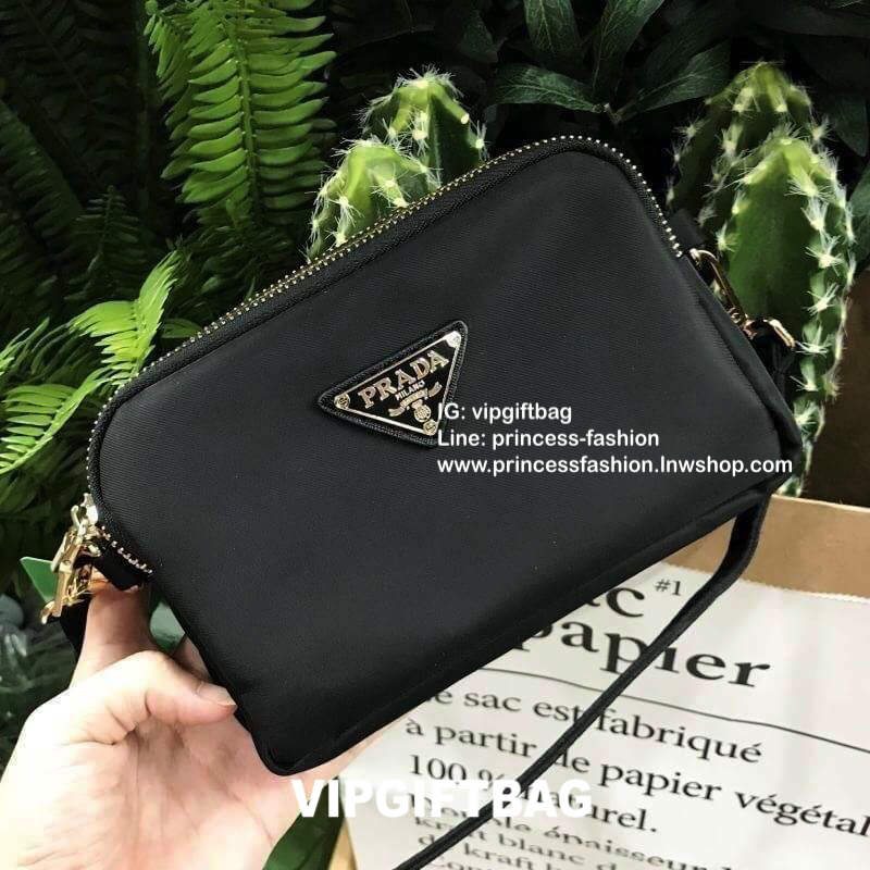 PRADA CROSSBODY BAG WITH ZIP GIFT WITH PURCHASE (GWP) กระเป๋าสะพายพรีเมี่ยมกิ้ฟ Limited Edition จากเคาน์เตอร์แบรนด์ดีไซน์เรียบหรูดูดี วัสดุ Nylon & Polyester 100% เนื้อหนาคุณภาพดีตามแบบฉบับของแบรนด์ ด้านหน้าประดับโลโก้มีช่องแบ่ง3ช่องเป็นสัดส่วนเปิดปิดด้วย
