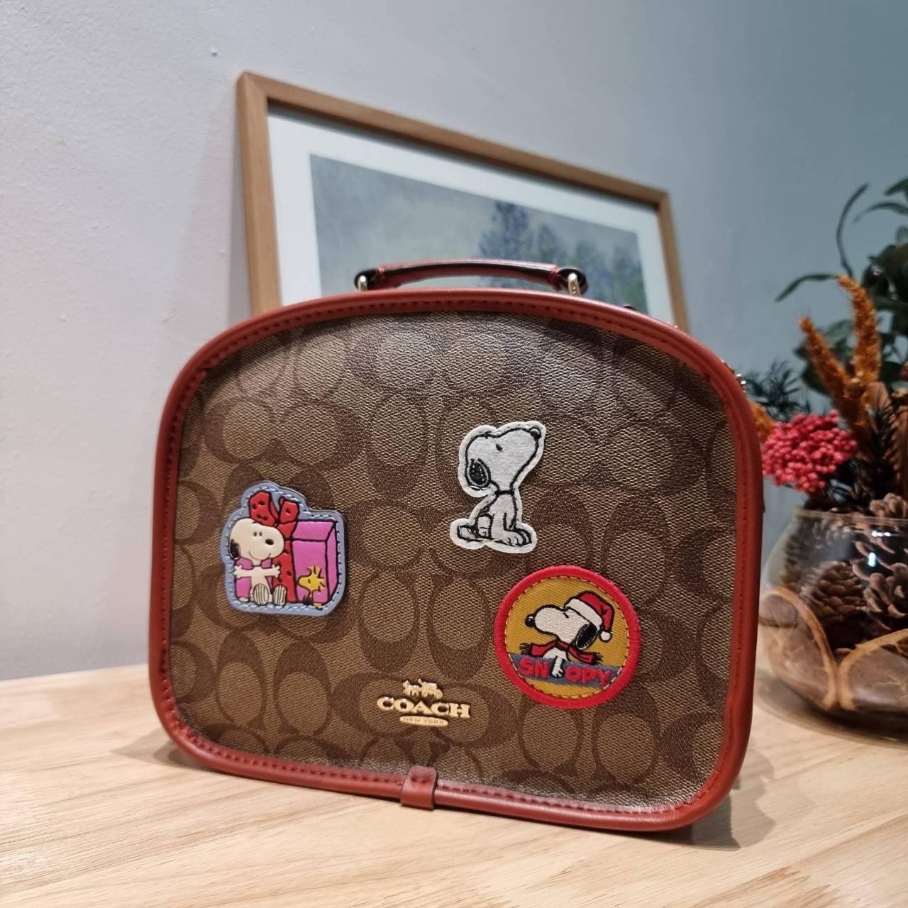 CE847 COACH x PEANUTS LUNCH PAIL IN SIGNATURE CANVAS WITH PATCHES คอลเลคชั่นใหม่ น่ารักน่าใช้ กับกระเป๋าสะพายสวยอยู่ทรง ดีไซน์ตกแต่งแพทช์ลวดลายการ์ตูนยอดฮิต