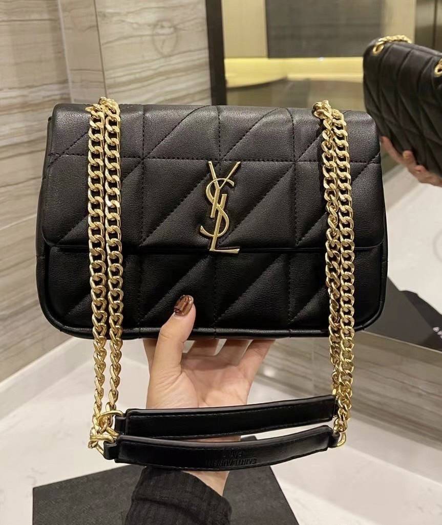 VIP 】SAINT LAURENT JAMIE BAG VIP GIFT WITH PURCHASE (GWP) พรีเมี่ยมกิ้ฟ Limited Edition จาก YSL DUTY FREE COUNTER วัสดุหนังแกะสังเคราะห์ อะไหล่สีทอง ดีไซน์ลายตารางหมากฮอต ประดับโลโก้แบรนด์ที่ด้านหน้า รูปทรงสวย มีหูจับถนัดมือสายสะพายโซ่เลื่อนปรับระดับได้..