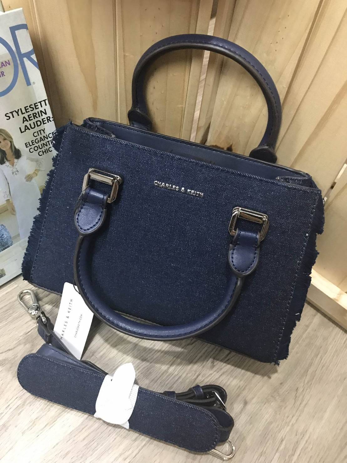 NEW! CHARLES & KEITH STRUCTURED TOP HAND BAG กระเป๋าถือหรือสะพายรุ่นใหม่ชนช็อปดีไซน์สวยอยู่ทรงขนาดกำลังดี ด้านหน้าประดับโลโก้แบรนด์ เปิดปิดด้วยแถบคาดกระดุมแม่เหล็กภายในมีช่องแบ่งแยกเป็นสัดส่วน พร้อมช่องซิปกลาง มีหมุดรองฐานกันรอยสี่มุม สายสะพายยาวถอดได้ปรั