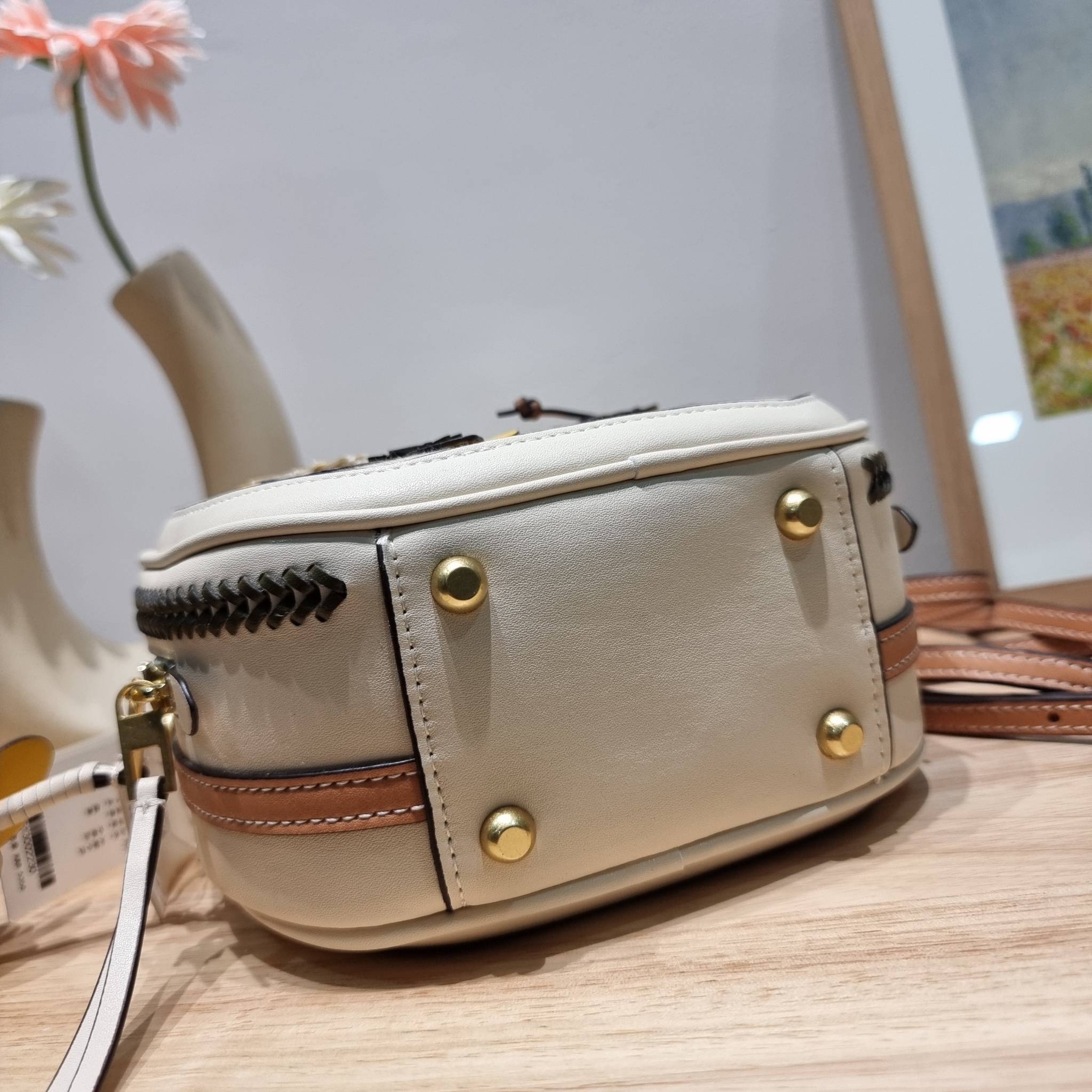 TORY BURCH T MONOGRAM FLORAL MOON CROSSBODY BAG คอลเลคชั่นใหม่ น่ารักให้ใจไปเลย กับประเป๋าสะพายทรงสวย ดีไซน์ใหม่ล่าสุด สไตล์งานคราฟ มีลูกเล่นประดับดอกไม้