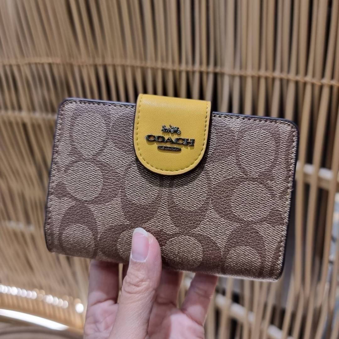 COACH C0082 MEDIUM CORNER ZIP WALLET IN SIGNATURE CANVAS ฉุดยังไงก็ไม่อยู่กับความปังของรุ่นนี้ ดีไซน์ใหม่สวยซ่อนหรู กระเป๋าสตางค์ใบกลาง 👛 เป็นไอเท็มสุดฮิต ที่ไม่ควรพลาด พกพาสะดวก ขนาดกำลังเหมาะมือ วัสดุหนังแคนวาสเคลือบลาย ภายในมีช่องใส่บัตร ใส่ธนบ
