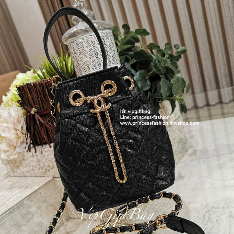 Chanel Crossbody Bag With Chain VIP Gift With Purchase (GWP) รุ่น Limited พรีเมี่ยม Chanel Perfume Counter ทรง Bucket Bag วัสดุหนังคาเวียร์ลายตารางเปิดปิดแบบDrawstringและแถบหนังคาดกลางประดับอะไหล่แบรนด์สีทอง ภายในมีโลโก้และช่อง1ซิป หัวซิปแบรนด์ ใส่มือถือ 