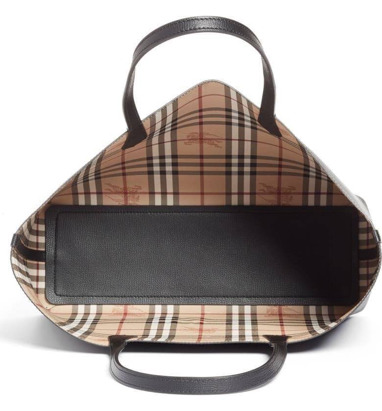 BURBERRY Leather Haymarket Check Medium Reversible Tote Bag กระเป๋าสะพายไหล่ทรงช้อปปิ้ง ทรงคลาสสิค ฮิตตลอดกาล ทรงสวยขนาดกำลังดี ตัวกระเป๋า วัสดุหนัง Pu ด้านหน้าติดโลโก้แบรนด์ ด้านในเป็นลายแรนด์ **สามารถใช้ได้ทั้ง2ฝั่ง ประดับด้วยป้ายแท็คหนัง ภายในช่องหลัก 