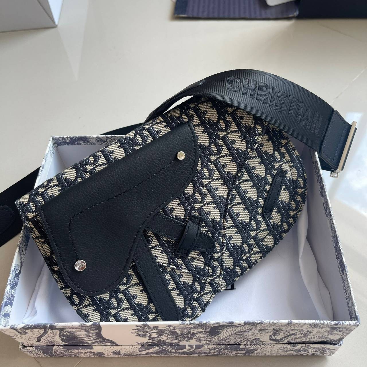 หนังแท้ CHRISTIAN DIOR SADDLE POUCH Beige and Black Dior Oblique Jacquard พร้อมส่งที่ไทย จุของได้เยอะมาก ภายในโล่งกว้าง วัสดุหนังแท้และผ้าแจ็คการ์ดอย่างดีทั้งใบ เกรดเทพออริจินอลหนังแท้ทั้งใบ ภาพสินค้าถ่ายจากงานขายจริง ใช้งานต่างประเทศได้