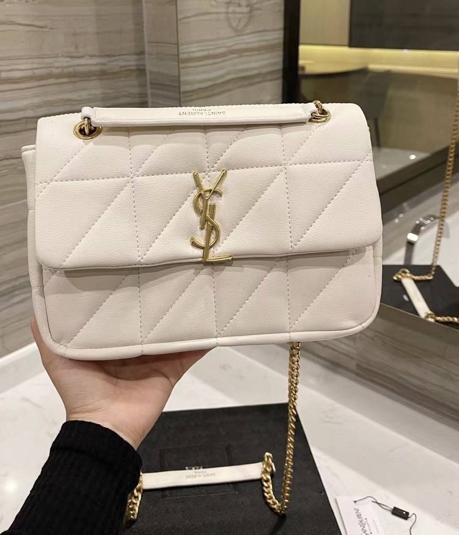 VIP 】SAINT LAURENT JAMIE BAG VIP GIFT WITH PURCHASE (GWP) พรีเมี่ยมกิ้ฟ Limited Edition จาก YSL DUTY FREE COUNTER วัสดุหนังแกะสังเคราะห์ อะไหล่สีทอง ดีไซน์ลายตารางหมากฮอต ประดับโลโก้แบรนด์ที่ด้านหน้า รูปทรงสวย มีหูจับถนัดมือสายสะพายโซ่เลื่อนปรับระดับได้..