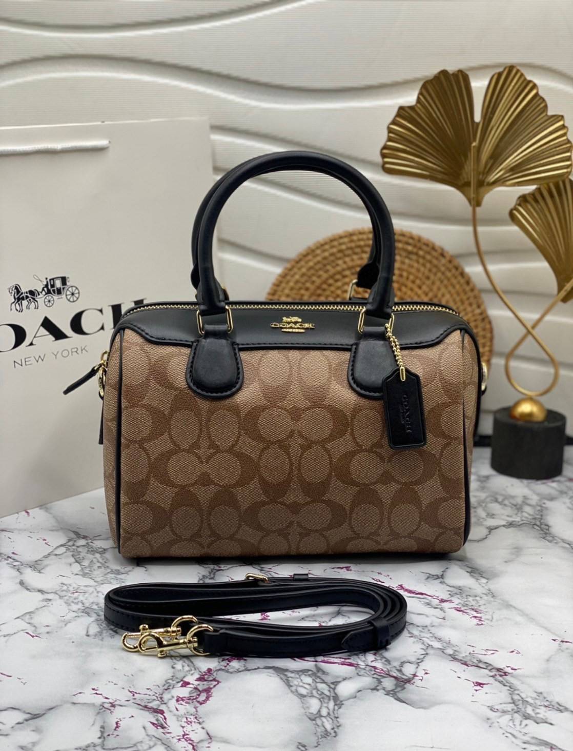 หมอน 9” COACH MINI BENNETT SATCHEL CROSSBODY BAG พร้อมส่ง ทรงฮิตของสาวๆค่ะ!! กระเป๋าถือ//สะพายข้าง จาก coach factory ทรงหมอน วัสดุลายหนังสวย หนังป่องยวบคืนตัวได้ดีมากๆค่ะ ด้านหน้าห้อยพวงแบรนด์ พร้อมมีโลโก้แบรนด์ เปิดปิดกระเป๋าด้วยซิป ภายในกว้าง ใส่กระเป๋า